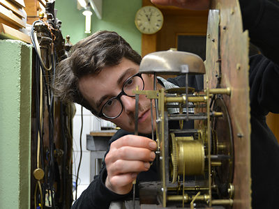 Uhrmacher Carl Robra in der Werkstatt in Seehausen.