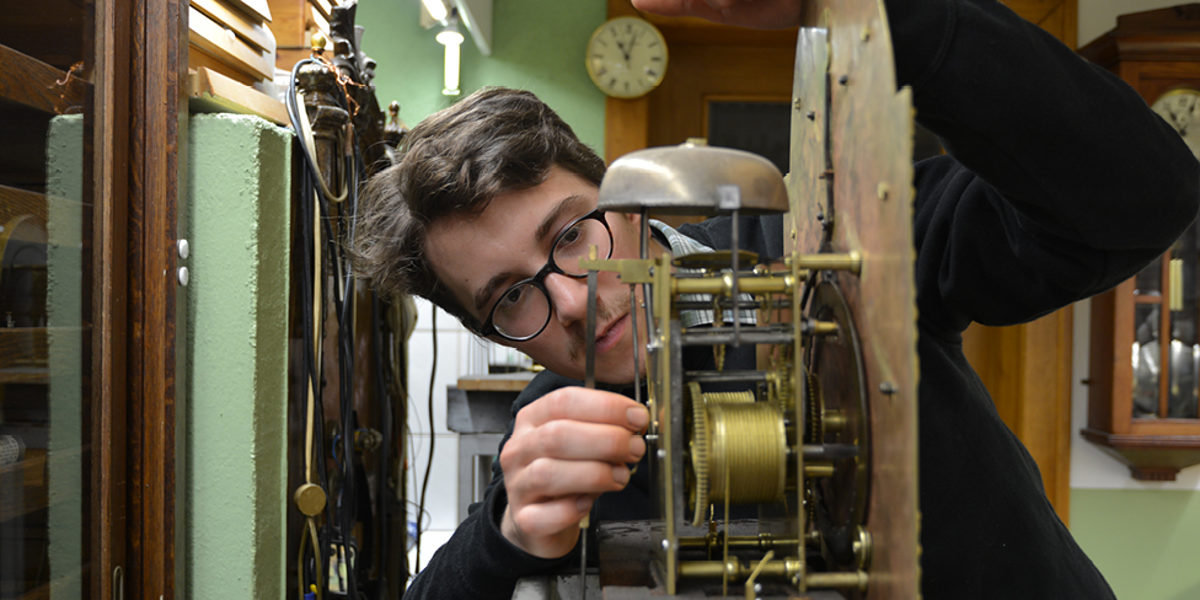 Uhrmacher Carl Robra in der Werkstatt in Seehausen.