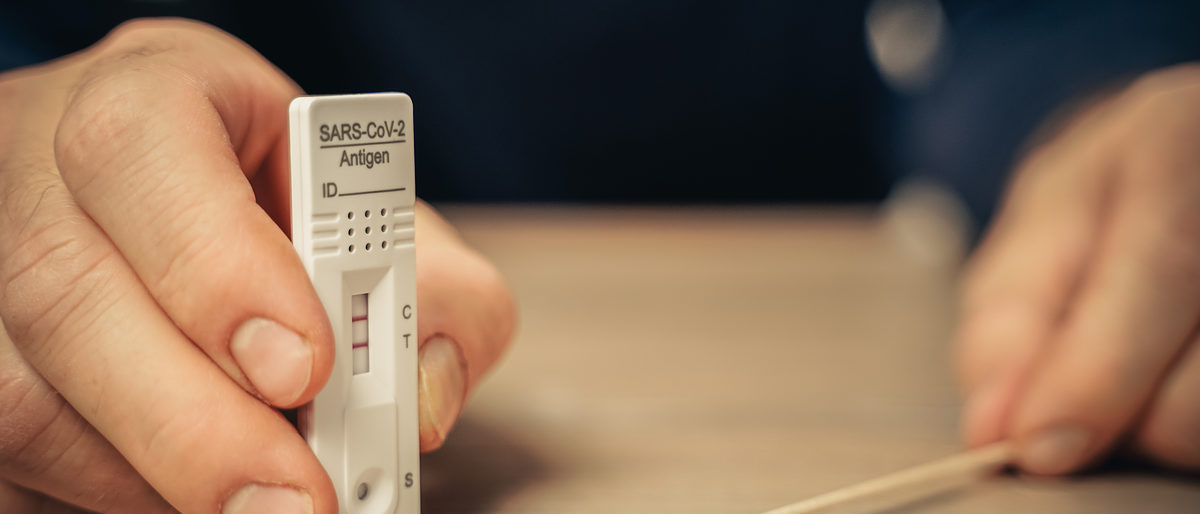 Augsburg, Bavaria, Germany - 24 april 2021: positive test result of a covid-19 self rapid test at home. test cassette with a cotton swab, man was tested positive for corona virus. evaluation of a self test Schlagwort(e): positive, result, test, swab, covid 19, antigen, antigen-test, cheerful, coronavirus, covid-19, epidemic, corona, 19, antibody, covid, covid19, crisis, detection, diagnostic, fast, rapid, quick, positives, self, self-testing kit, medical test, home test, home, quick test card, sars-cov-2, quick test, nasal swab, rapid test, symptoms, virus, man, testing, sample, response, screening, indoors, hand, nasopharyngeal, reagent, sars, device, person, antibody test, health, patient