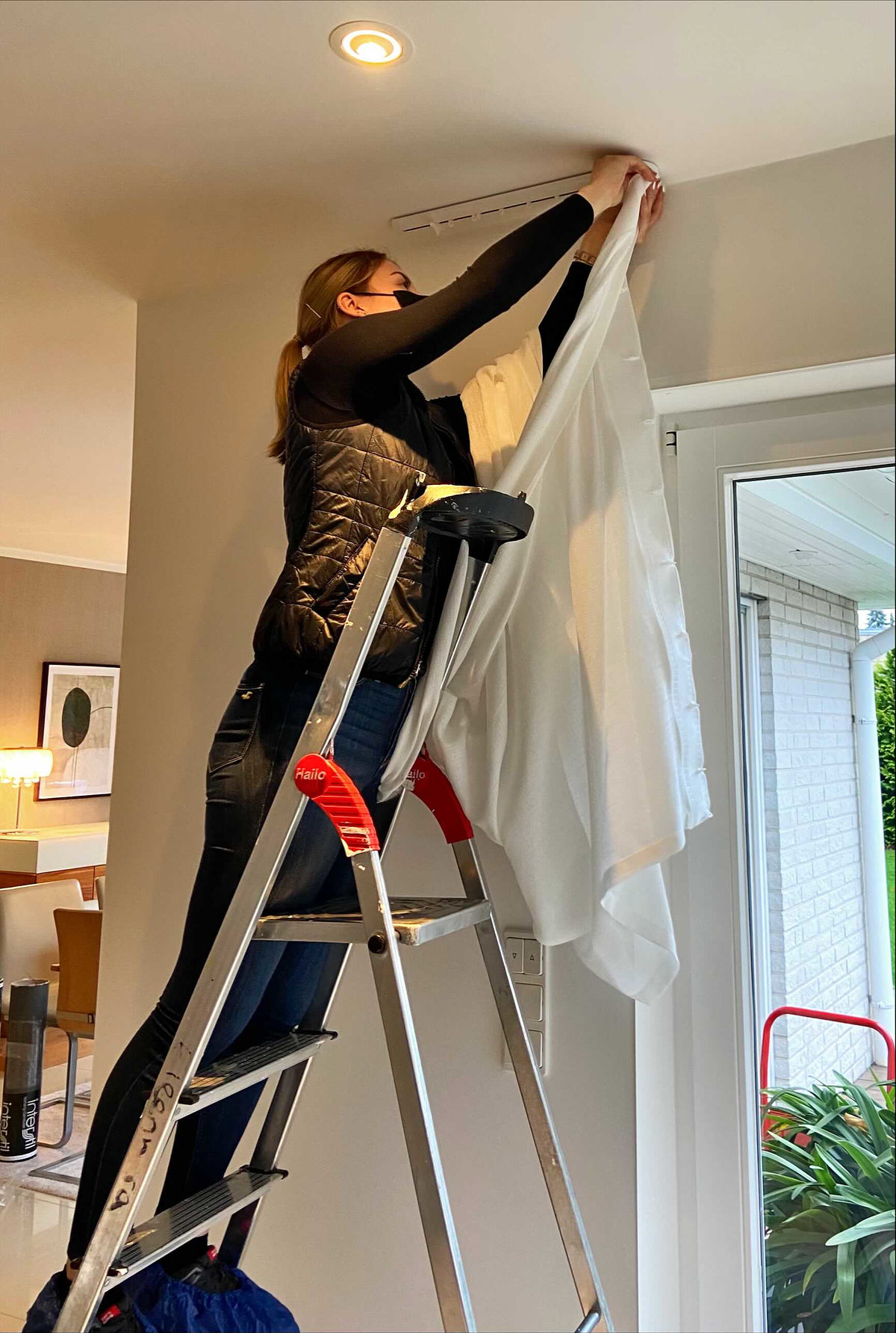 Ein Foto aus dem Arbeitsalltag von Raumausstatterin Ulrike Becker. Ein Foto aus dem Arbeitsalltag von Raumausstatterin Ulrike Becker.