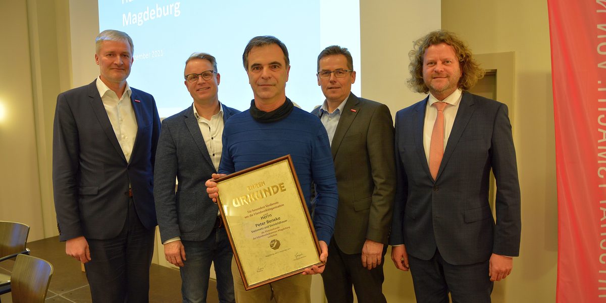 Peter Beneke wird für sein langjähriges Ehrenamt im Vorstand der Vollversammlung ausgezeichnet. Peter Beneke wird für sein langjähriges Ehrenamt im Vorstand der Vollversammlung ausgezeichnet.