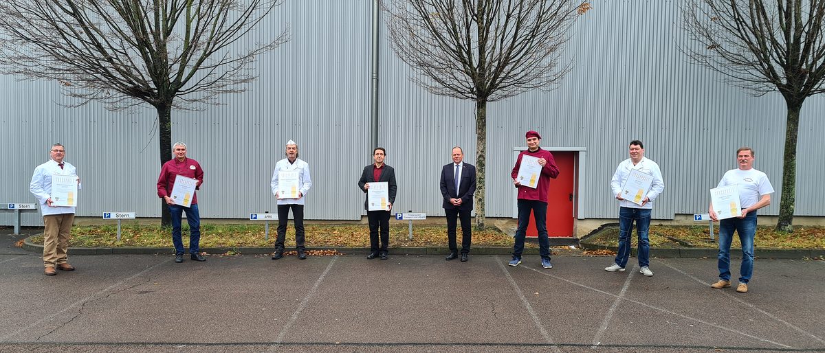 Die Ehrenpreisträger des Jahres 2021 präsentieren ihre Urkunden. Von links: die Bäcker-meister Ulrich Rode (Bäckerei & Konditorei Rode Jerichow), Olaf Buchholz (Deichbäckerei Buchholz Beuster), Helge Sommerwerk (Bäckerei Sommerwerk Mücheln), Manfred Stelmecke (Bäckerei Stelmecke GmbH Borne), der Präsident des Handwerkstages Sachsen-Anhalt Uwe Runge, Pascal Delorme (Bäckerei Delorme Burg), Stefan Kirn (Bäckerei Kirn Halle) und Hartwig Behrens (Landbäckerei Behrens Wilsleben). Nicht auf dem Foto sind die Vertreter der Bäckerei Thieme Zeitz und der Schaubäckerei Nitzschke Calvörde. Die Ehrenpreisträger des Jahres 2021 präsentieren ihre Urkunden. Von links: die Bäcker-meister Ulrich Rode (Bäckerei & Konditorei Rode Jerichow), Olaf Buchholz (Deichbäckerei Buchholz Beuster), Helge Sommerwerk (Bäckerei Sommerwerk Mücheln), Manfred Stelmecke (Bäckerei Stelmecke GmbH Borne), der Präsident des Handwerkstages Sachsen-Anhalt Uwe Runge, Pascal Delorme (Bäckerei Delorme Burg), Stefan Kirn (Bäckerei Kirn Halle) und Hartwig Behrens (Landbäckerei Behrens Wilsleben). Nicht auf dem Foto sind die Vertreter der Bäckerei Thieme Zeitz und der Schaubäckerei Nitzschke Calvörde.