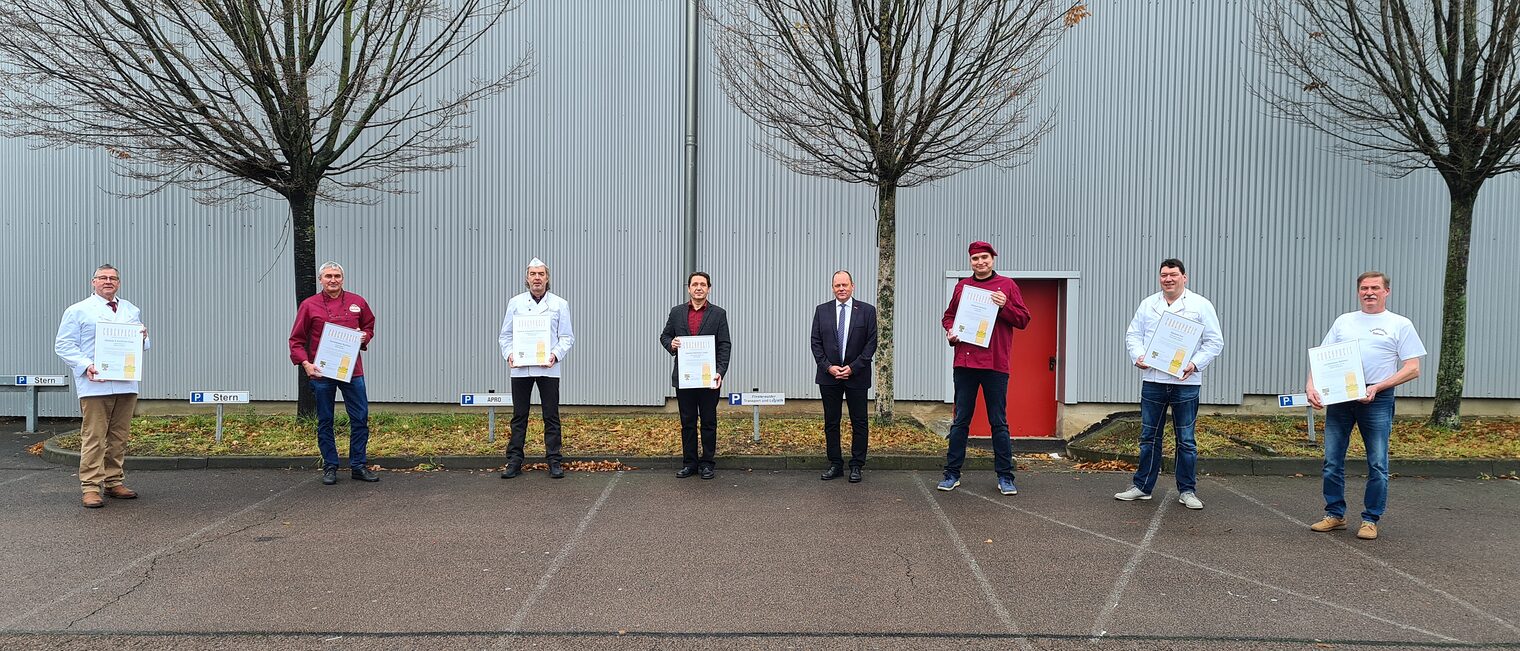 Die Ehrenpreisträger des Jahres 2021 präsentieren ihre Urkunden. Von links: die Bäcker-meister Ulrich Rode (Bäckerei & Konditorei Rode Jerichow), Olaf Buchholz (Deichbäckerei Buchholz Beuster), Helge Sommerwerk (Bäckerei Sommerwerk Mücheln), Manfred Stelmecke (Bäckerei Stelmecke GmbH Borne), der Präsident des Handwerkstages Sachsen-Anhalt Uwe Runge, Pascal Delorme (Bäckerei Delorme Burg), Stefan Kirn (Bäckerei Kirn Halle) und Hartwig Behrens (Landbäckerei Behrens Wilsleben). Nicht auf dem Foto sind die Vertreter der Bäckerei Thieme Zeitz und der Schaubäckerei Nitzschke Calvörde. Die Ehrenpreisträger des Jahres 2021 präsentieren ihre Urkunden. Von links: die Bäcker-meister Ulrich Rode (Bäckerei & Konditorei Rode Jerichow), Olaf Buchholz (Deichbäckerei Buchholz Beuster), Helge Sommerwerk (Bäckerei Sommerwerk Mücheln), Manfred Stelmecke (Bäckerei Stelmecke GmbH Borne), der Präsident des Handwerkstages Sachsen-Anhalt Uwe Runge, Pascal Delorme (Bäckerei Delorme Burg), Stefan Kirn (Bäckerei Kirn Halle) und Hartwig Behrens (Landbäckerei Behrens Wilsleben). Nicht auf dem Foto sind die Vertreter der Bäckerei Thieme Zeitz und der Schaubäckerei Nitzschke Calvörde.
