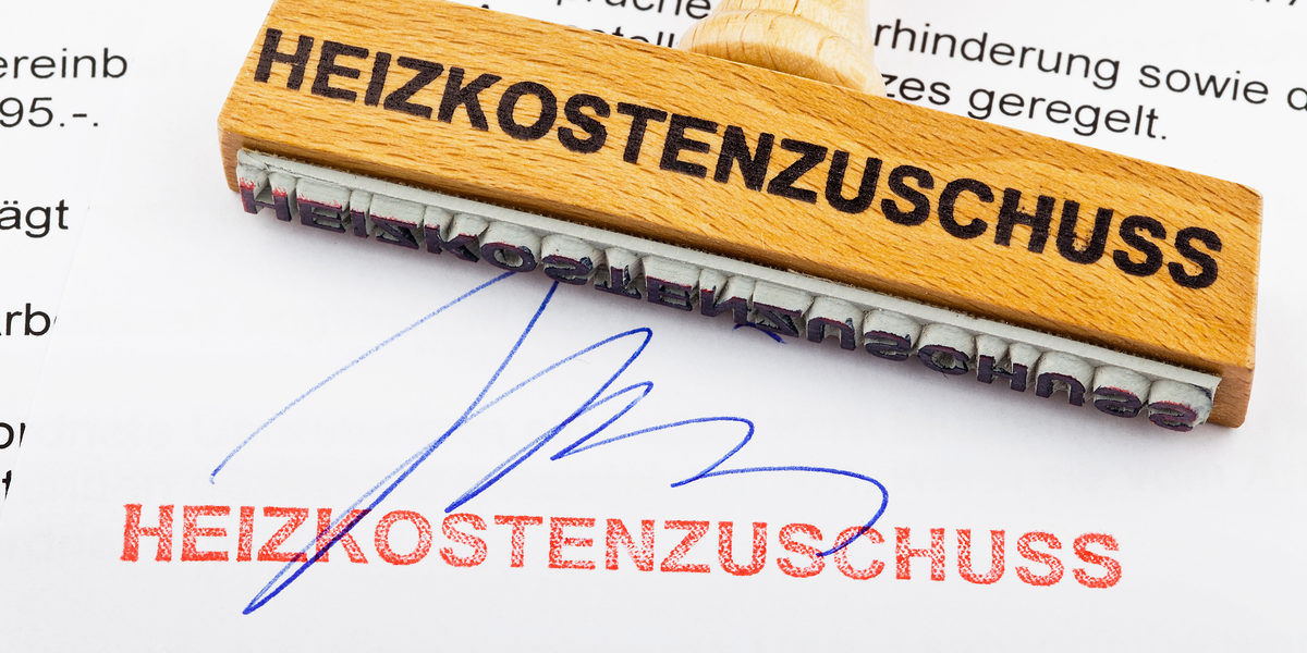 Ein Stempel aus Holz liegt auf einem Dokument. Deutsche Aufschrift: Heizkostenzuschuss Schlagwort(e): Stempel, Holzstempel, Heizkostenzuschuss, Zuschuss, Förderung, Fördermittel, Heizung, Heizen, Heizkosten, Kosten, Verbrauch, Energieverbrauch, Heizkörper, Energiepreis, Energiepreise, Energieversorgung, Gaspreis, Gasheizung, Ölheizung, Ölpreis, Erdgas, Preis, Heizungskosten, Wärmedämmung, Fernwärme, Öl, Erdöl, Betriebskosten, Gas, Ferngas, Wirtschaft, Energie, Rohstoffe, Energiekosten, Energiebedarf, Energiewirtschaft, Energiebranche, Sozialhilfe, Soziales, Arm, Armut, Hartz IV, Hartz-IV, Mindestrentner, Armutsfalle, Notstand, Mindestpension, Sozialpolitik