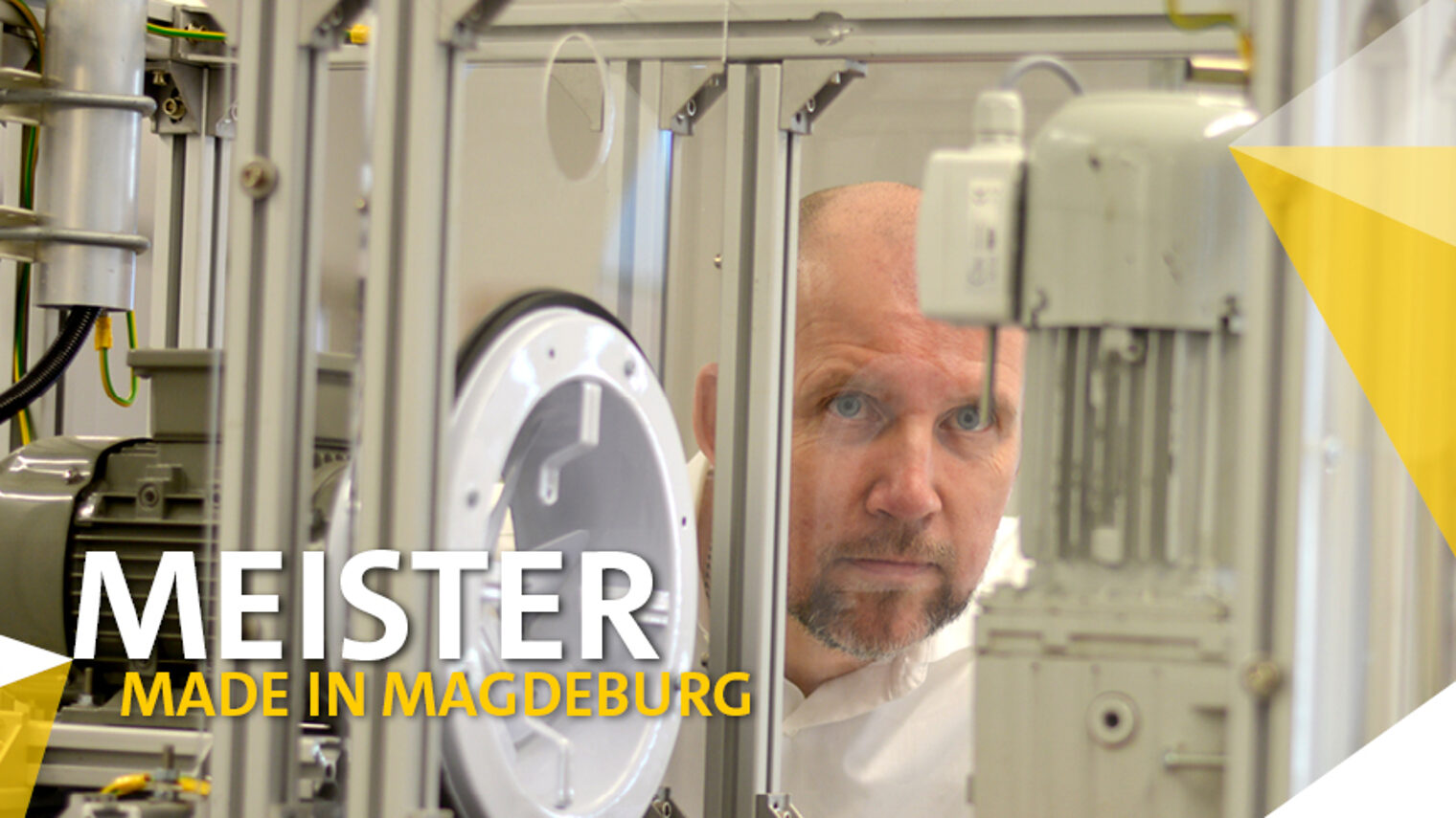 Steven Meiner, Elektrotechnikermeister aus Magdeburg, schaut auf seinen Anlagenbau.