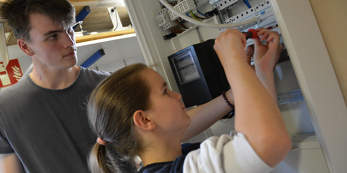 Ein gutes Team: Elektrotechniker-Azubi Christian gemeinsam mit Schülerin Elli in der Elektrowerkstatt im BBZ. Ein gutes Team: Elektrotechniker-Azubi Christian gemeinsam mit Schülerin Elli in der Elektrowerkstatt im BBZ.