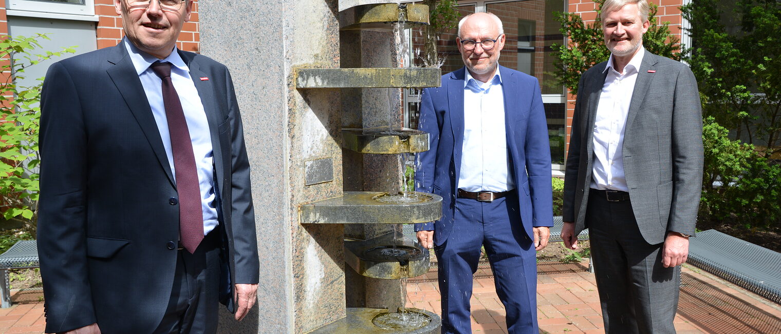 Ein Bild mit Symbolcharakter: Hagen Mauer, Pr&auml;sident der Handwerkskammer Magdeburg, Eckhard Sudmeyer, Hauptgesch&auml;ftsf&uuml;hrer der Handwerkskammer Braunschweig-L&uuml;neburg-Stade und Burghard Grupe, Hauptgesch&auml;ftsf&uuml;hrer der Handwerkskammer Magdeburg an einem Brunnen, der bereits vor 25 Jahren als damaliges Geschenk aus Braunschweig seinen Platz finden sollte.