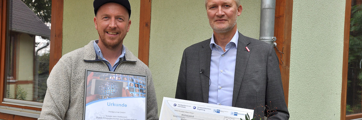 Marian Bohndick (links) von der Waldgourmet GmbH und HWK-Hauptgeschäftsführer Burghard Grupe bei der Auszeichnung in Gardelegen.