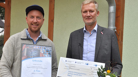 Marian Bohndick (links) von der Waldgourmet GmbH und HWK-Hauptgeschäftsführer Burghard Grupe bei der Auszeichnung in Gardelegen.