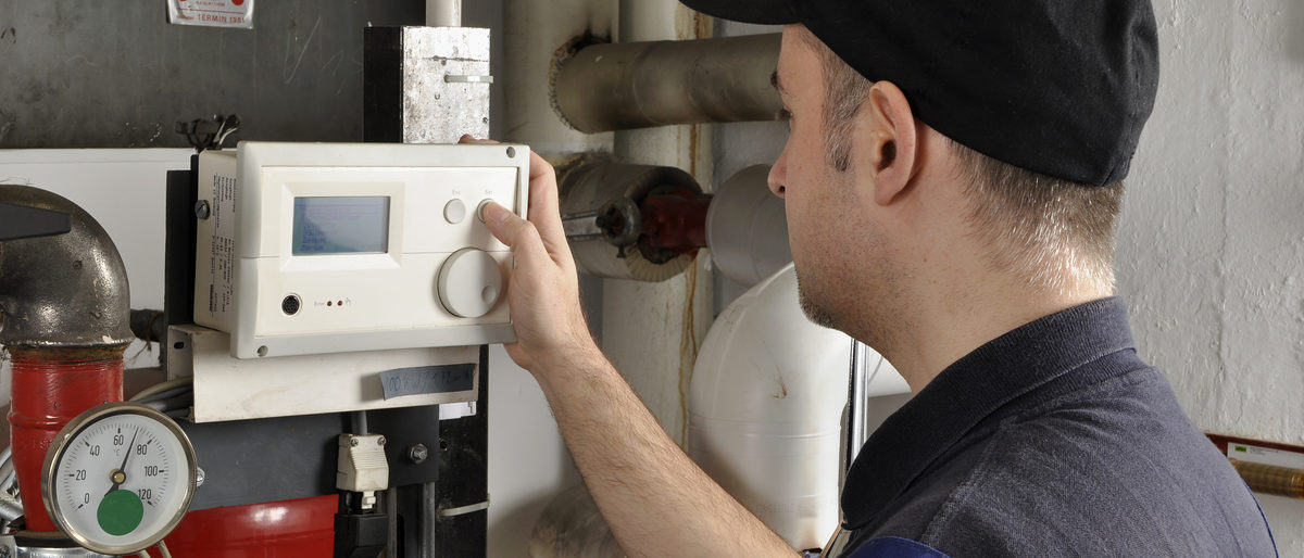 gasnotstand, energiekrise, gasetagenheizung, heizung, heizkeller, heizkosten, handwerker, fernwärme, heizkostenverteiler, ablesen, digital, monteur, heizungsmonteur, installateur, installation, verbrauchsermittlung, heizkörper, gasheizung, ölheizung, pelletheizung, gasbrenner, gas, öl, pellet, energieverbrauch, energierkosten, nebenkosten, mietnebenkosten, nk, mietwohnung, haus, wohnhaus, wärme, wärmedämmung, energie sparen, energie, fossile brennstoffe, regenerative energie, sparen, blaumann, arbeitskleidung, stift, cap, sanitär, sanitärinstallateur