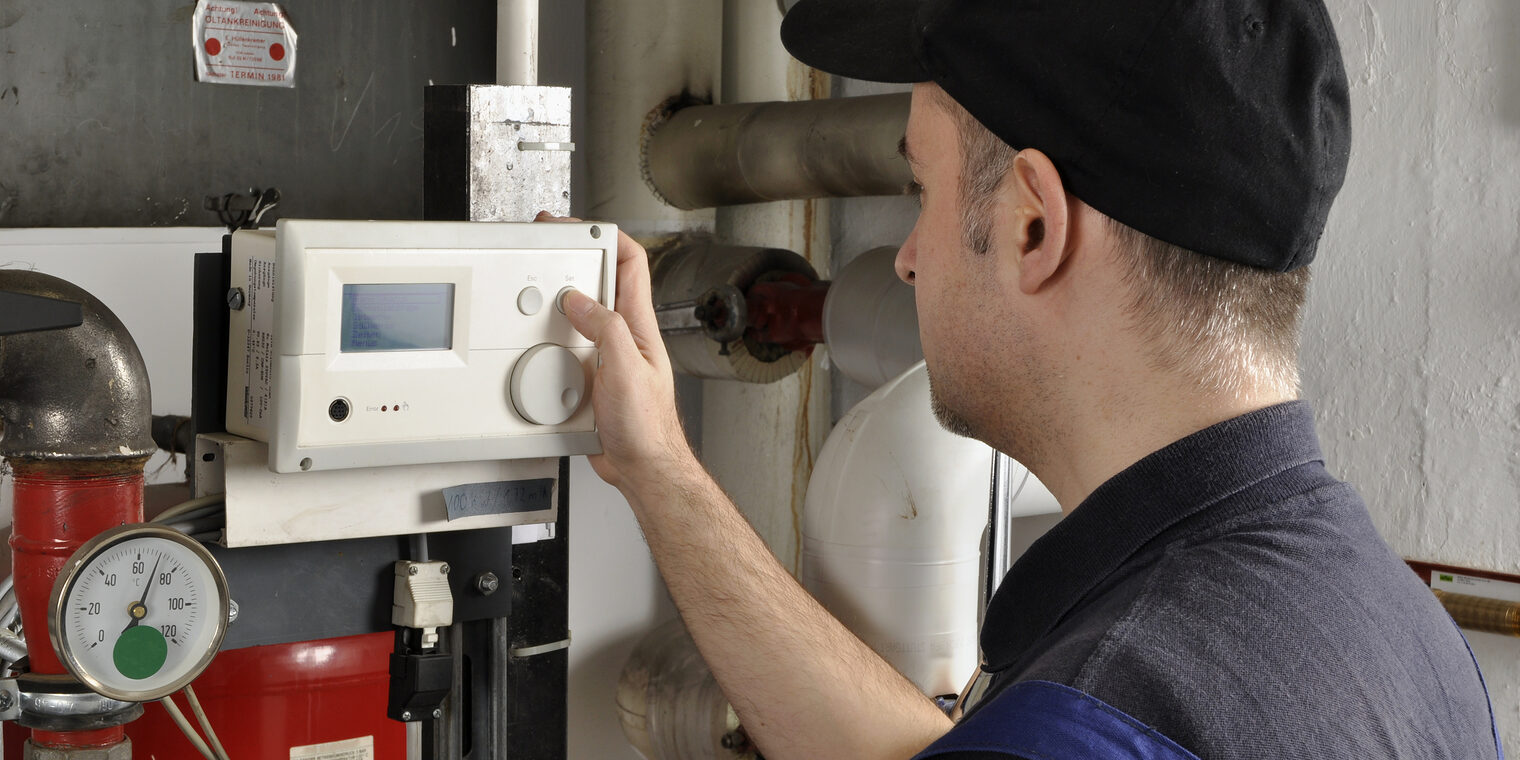 gasnotstand, energiekrise, gasetagenheizung, heizung, heizkeller, heizkosten, handwerker, fernwärme, heizkostenverteiler, ablesen, digital, monteur, heizungsmonteur, installateur, installation, verbrauchsermittlung, heizkörper, gasheizung, ölheizung, pelletheizung, gasbrenner, gas, öl, pellet, energieverbrauch, energierkosten, nebenkosten, mietnebenkosten, nk, mietwohnung, haus, wohnhaus, wärme, wärmedämmung, energie sparen, energie, fossile brennstoffe, regenerative energie, sparen, blaumann, arbeitskleidung, stift, cap, sanitär, sanitärinstallateur