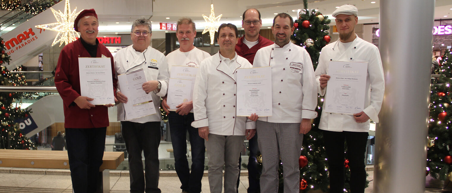 Mit Freude über die erreichten Ergebnisse präsentieren Teilnehmer der Stollenprüfung in Magdeburg ihre Urkunden: Bäckermeister Hans-Jörg Meiling (Bäckerei Delorme, Burg), Bäckermeister Bernd Schwarz (Bäckerei Schwarz GmbH & Co. KG, Biere), Bä-ckermeister Hartwig Behrens (Landbäckerei Behrens, Wilsleben), Bäckermeister Manf-red Stelmecke (Bäckerei Stelmecke, Borne), Bäckermeister Cornelius Glaser (Bäckerei Glaser, Klietz), Bäckermeister Christian Friedrich (Bäckerei Stelmecke, Borne) und Bä-ckermeister Philipp Rhodmann, Bäckerei Rode, Jerichow) - v. l. n. r.