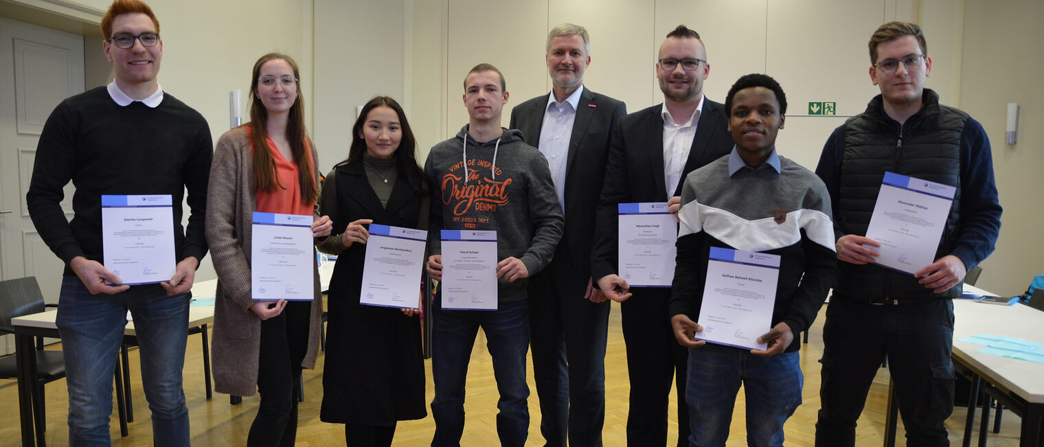 Von links: Sascha Langwald, Linda Heuser, Jargalmaa Rentsendorj, Pascal Winter, HWK-Hauptgeschäftsführer Burghard Grupe, Maximilian Voigt, Asifiwe Batweli Kilumbe und Alexander Möbius Von links: Sascha Langwald, Linda Heuser, Jargalmaa Rentsendorj, Pascal Winter, HWK-Hauptgeschäftsführer Burghard Grupe, Maximilian Voigt, Asifiwe Batweli Kilumbe und Alexander Möbius