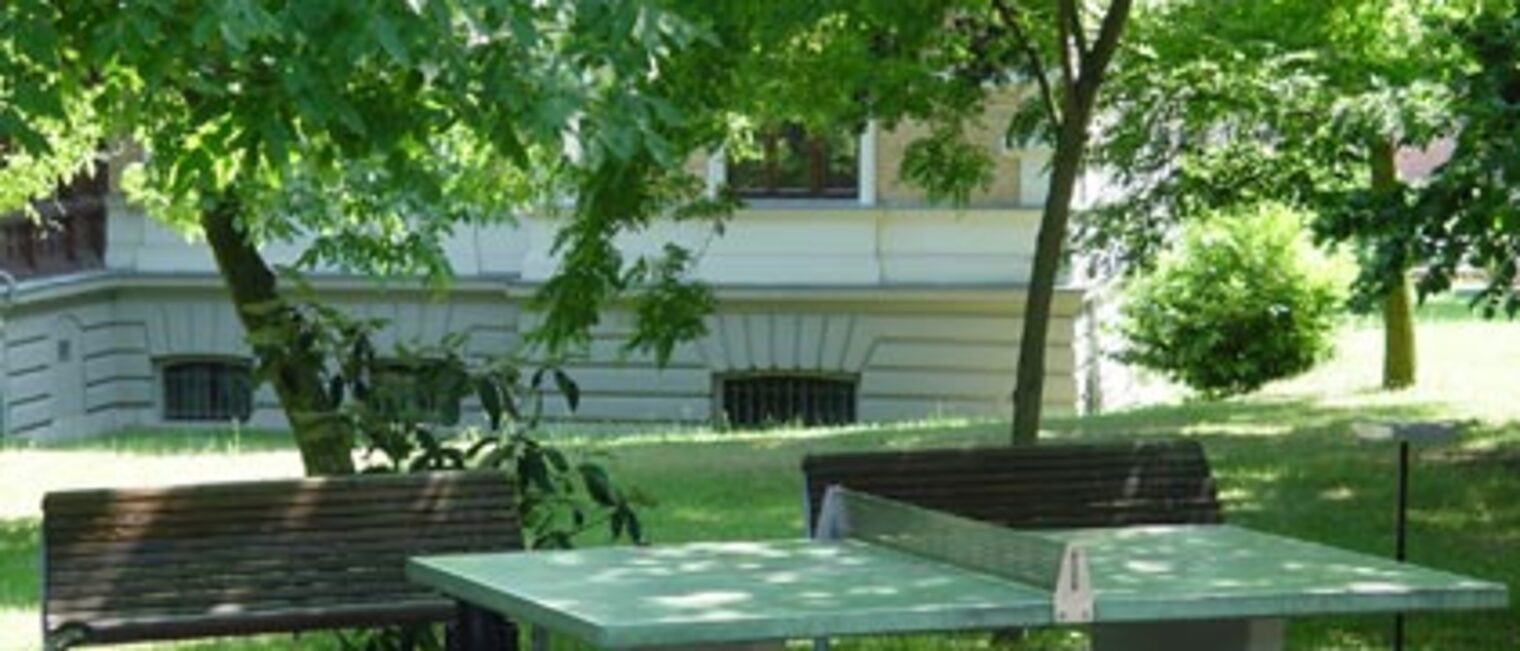 Tischtennisplatz im Außenbereich des Berufsbildungszentrums der Handwerkskammer Magdeburg.