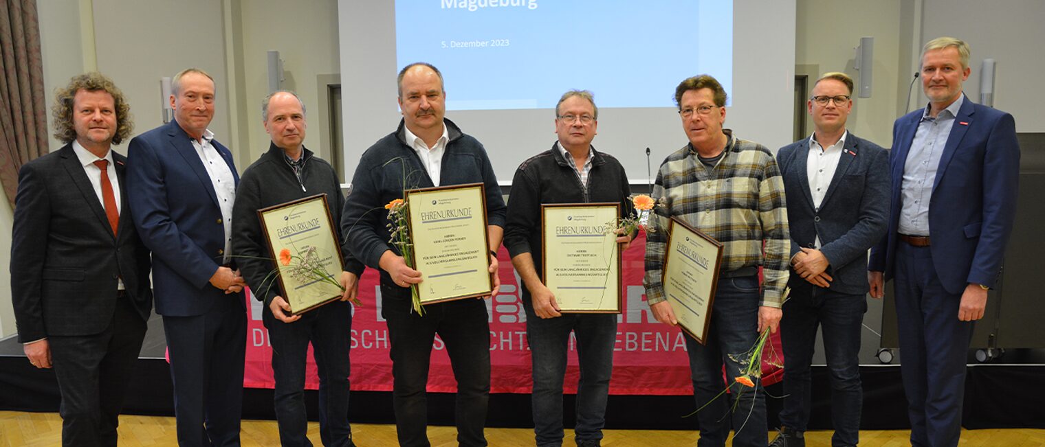 v.l.n.r.: Präsident Andreas Dieckmann, Vizepräsident Arbeitgeberseite Jens Werner, Stefan Flüge, Hans-Jürgen Perner, Dietmar Trefflich, Frank Metzner, Vizepräsident Arbeitnehmerseite Alexander Wendt, Hauptgeschäftsführer Burghard Grupe v.l.n.r.: Präsident Andreas Dieckmann, Vizepräsident Arbeitgeberseite Jens Werner, Stefan Flüge, Hans-Jürgen Perner, Dietmar Trefflich, Frank Metzner, Vizepräsident Arbeitnehmerseite Alexander Wendt, Hauptgeschäftsführer Burghard Grupe
