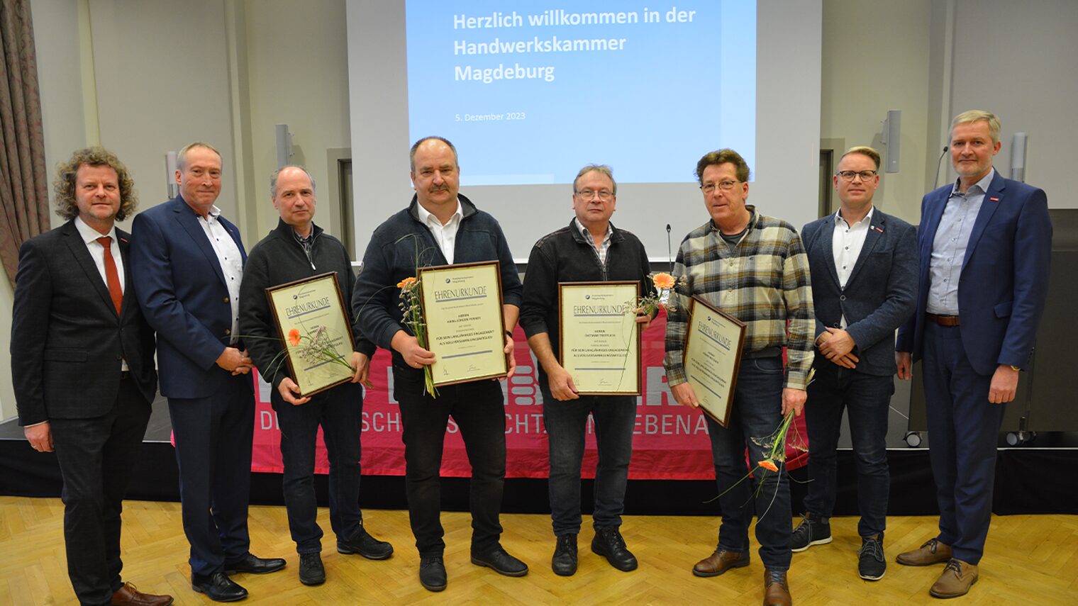 v.l.n.r.: Präsident Andreas Dieckmann, Vizepräsident Arbeitgeberseite Jens Werner, Stefan Flüge, Hans-Jürgen Perner, Dietmar Trefflich, Frank Metzner, Vizepräsident Arbeitnehmerseite Alexander Wendt, Hauptgeschäftsführer Burghard Grupe