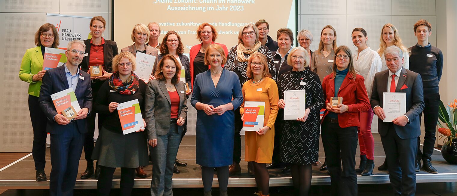 Webbanner-Gruppenbild-Frau-handwerk-Nachfolge-Auszeichnung-2023