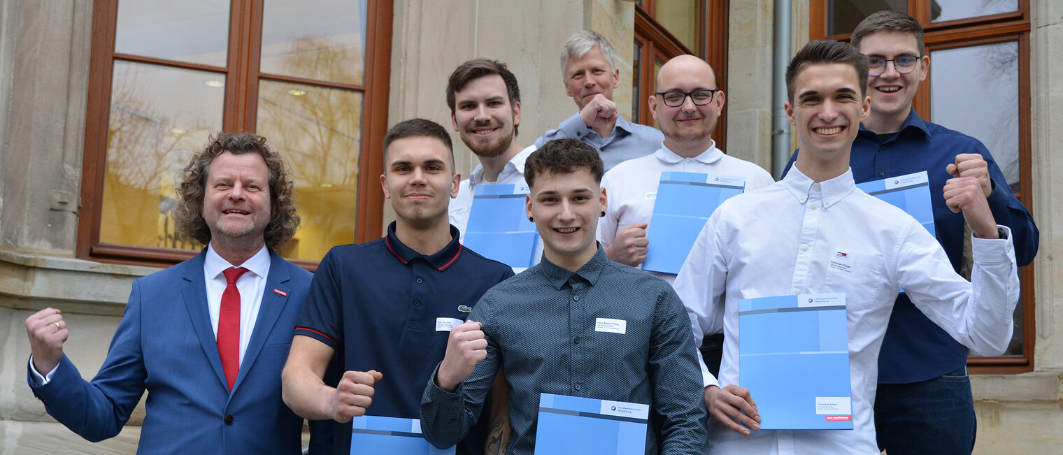 (v.l.): Andreas Dieckmann (Präsident der Handwerkskammer), Tim Puchta, Niclas Eckebrecht, Toni Ramon Holz, Gunnar Dölle (Vorsitzender des Prüfungsausschusses), Niclas Krause, Christian Kluge, Andy David Pfaffe (nicht im Bild: Tim Bormann)