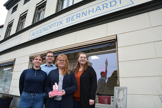 Praktikantin Emily Teßmar (v.l.), Alexander Möbius, Annica Bernhardt und Daniela Sperk von Augenoptik Bernhardt in Havelberg.