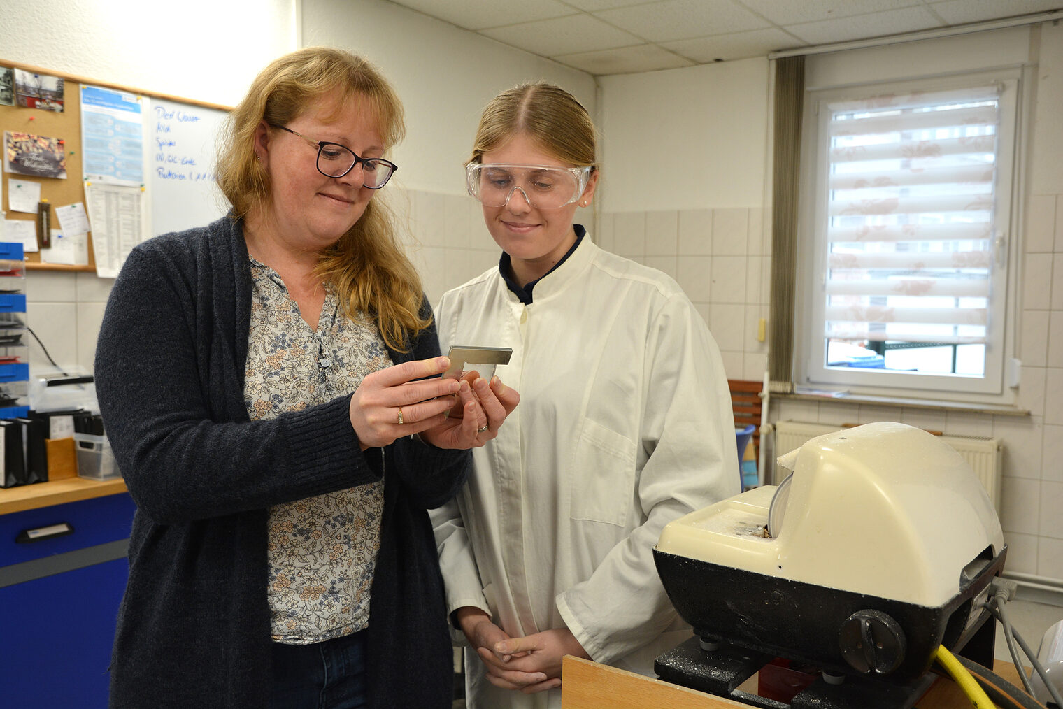 Annica Bernhardt und Praktikantin Emily Teßmar (l.).