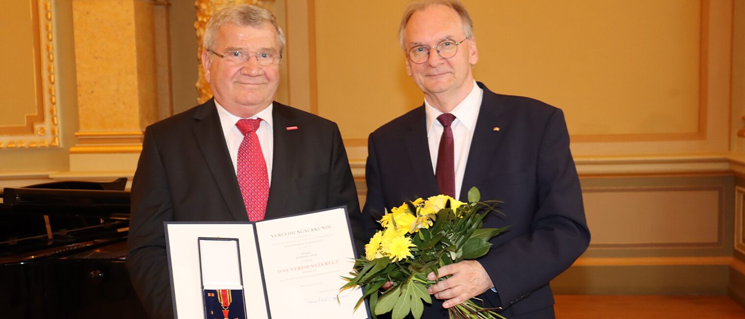 Ministerpräsident Dr. Haseloff überreicht Konrad Zahn das Verdienstkreuz.