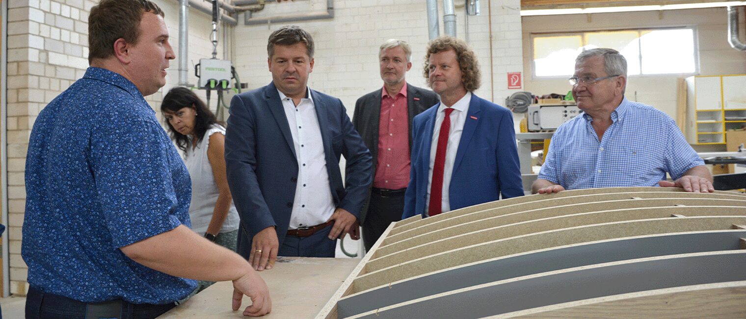 Besuch bei der Ewert GmbH in Genthin (v.l.n.r.): Kai Franke, Kerstin Fanger, Sven Schulze, Burghard Grupe, Andreas Dieckmann und Wolfgang Zahn. Besuch bei der Ewert GmbH in Genthin (v.l.n.r.): Kai Franke, Kerstin Fanger, Sven Schulze, Burghard Grupe, Andreas Dieckmann und Wolfgang Zahn.