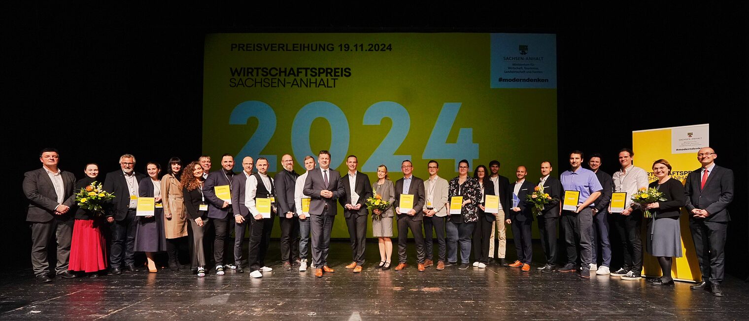 Auf der Bühne alle nominierten Firmen des Wirtschaftspreises Sachsen-Anhalt 2024 gemeinsam mit Minister Sven Schulze sowie der Juryvorsitzenden Staatssekretärin Stefanie Pötzsch und allen Anwesenden Jurymitgliedern. Wirtschaftspreis Sachsen-Anhalt 2024