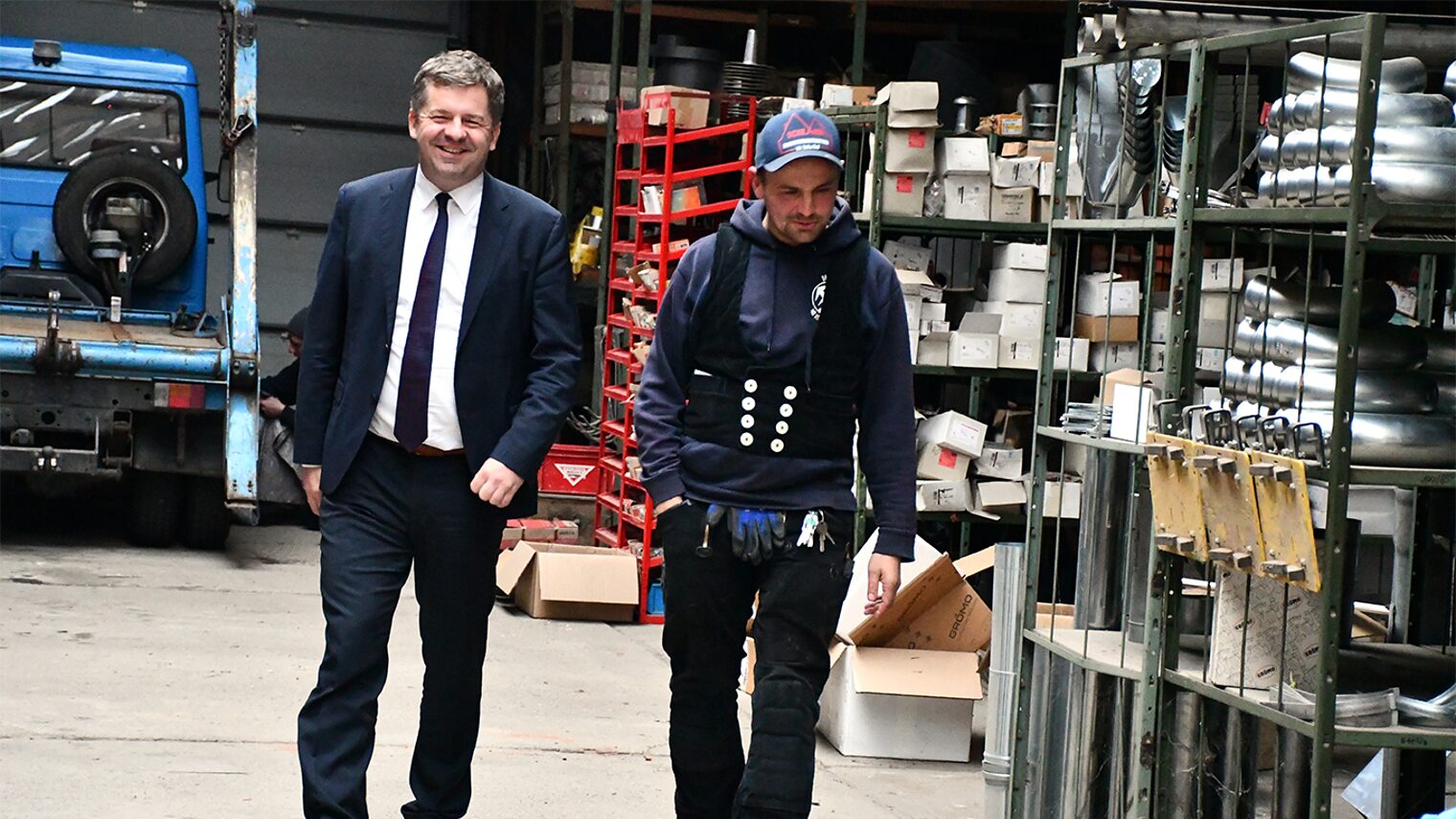 Stefan Gräf, Inhaber von Dachdeckermeisterbetrieb SCHRAMM, mit Wirtschaftsminister Sven Schulz beim Firmenbesuch in Schönhausen. 