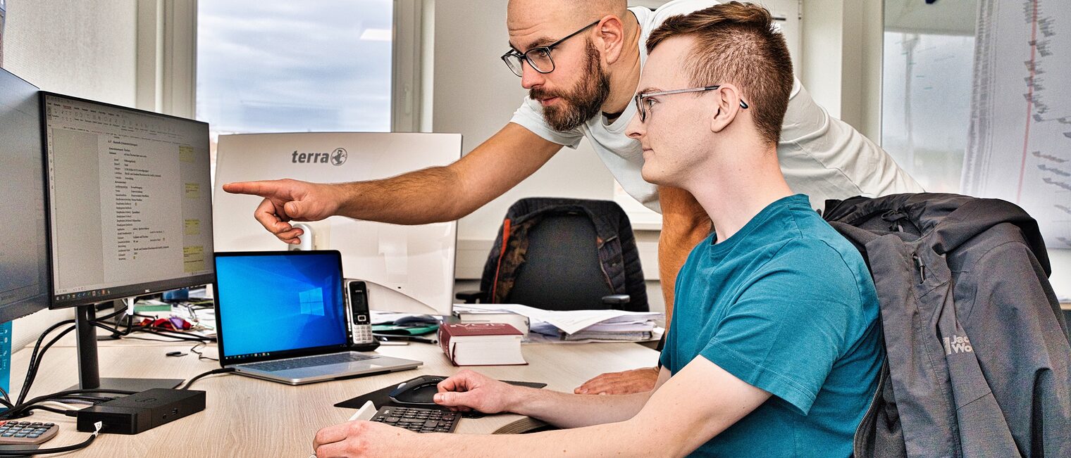 Stipendiat Xavier Domine (l.) studiert Bauingenieurwesen an der Hochschule Magdeburg-Stendal und wird von der OST BAU GmbH gefördert, wo ihn Michael Schulz betreut. Stipendiat Xavier Domine (l.) studiert Bauingenieurwesen an der Hochschule Magdeburg-Stendal und wird von der OST BAU GmbH gefördert, wo ihn Michael Schulz betreut.