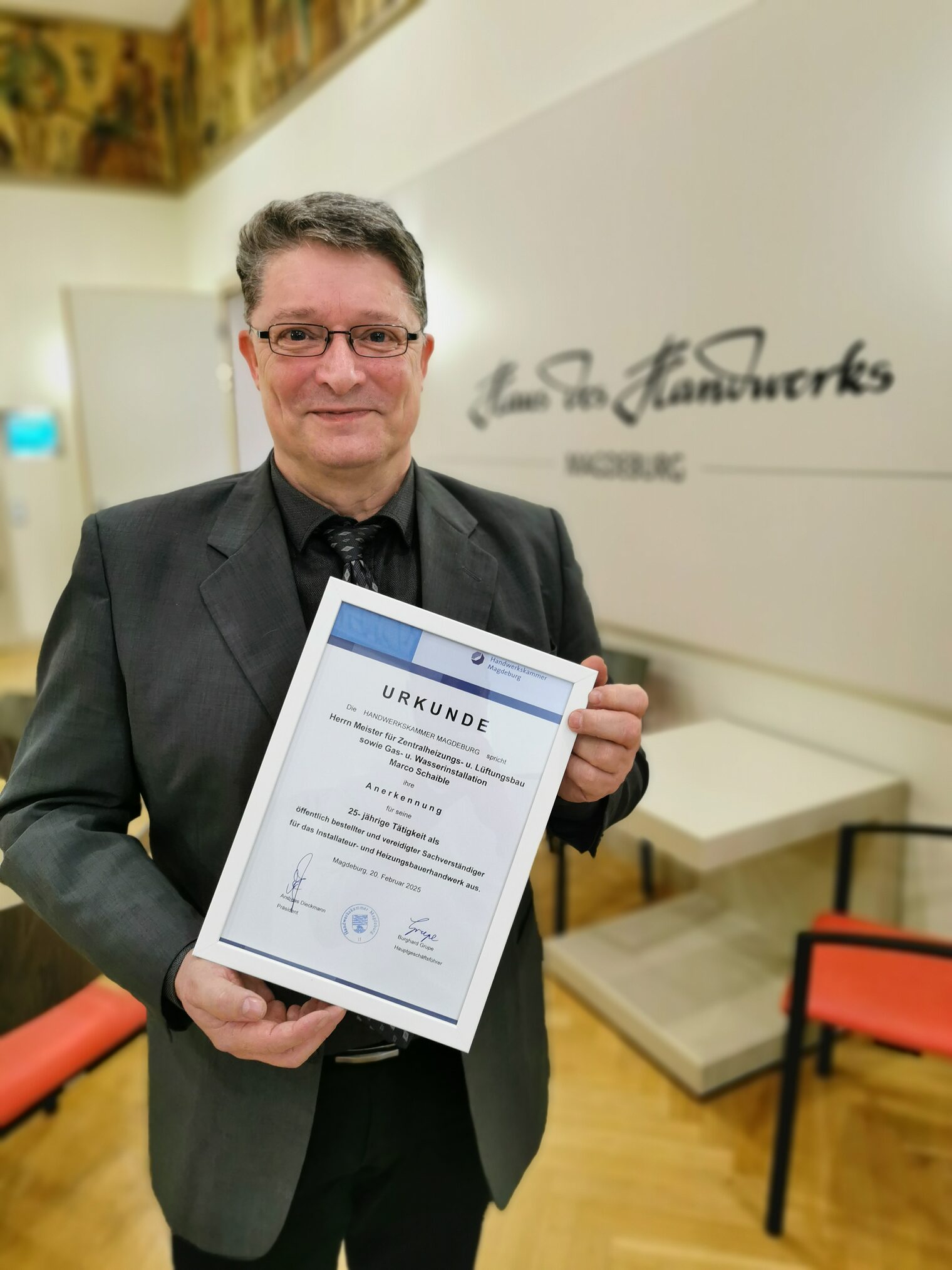 Marco Schaible erhält für seine 25-jährige Sachverständigentätigkeit im Zentralheizungs- u. Lüftungsbau sowie Gas- u. Wasserinstallation eine Urkunde.