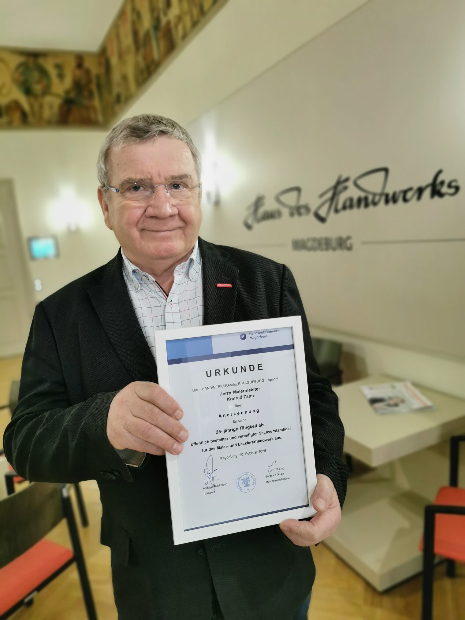 Die Handwerkskammer Magdeburg bedankt sich für die 25-jährige Sachverständigentätigkeit bei Herrn Malermeister Konrad Zahn (Maler- und Lackiererhandwerk) 