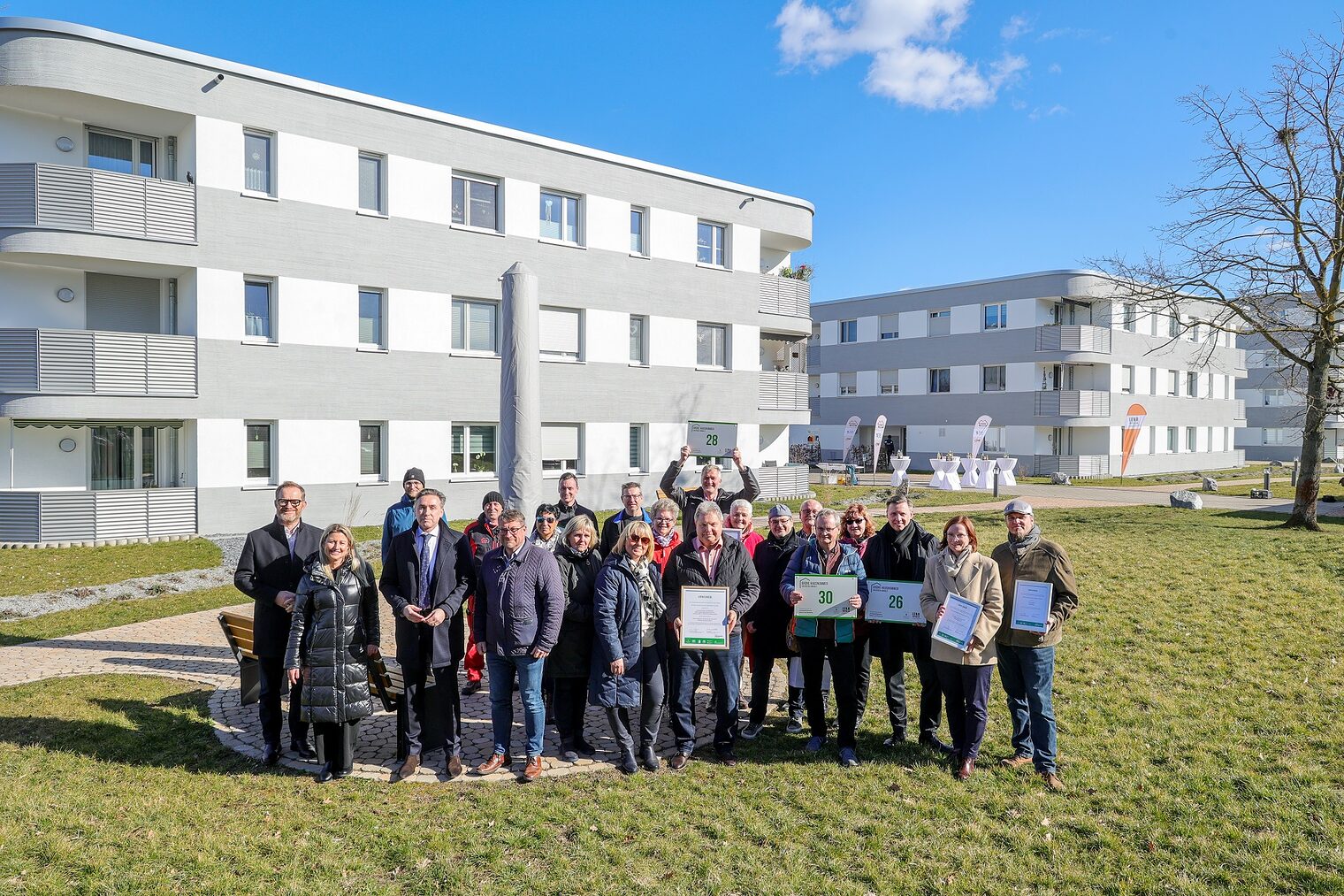 Übergabe Grüne Hausnummern an Schönebecker Wohnungsbaugenossenschaft