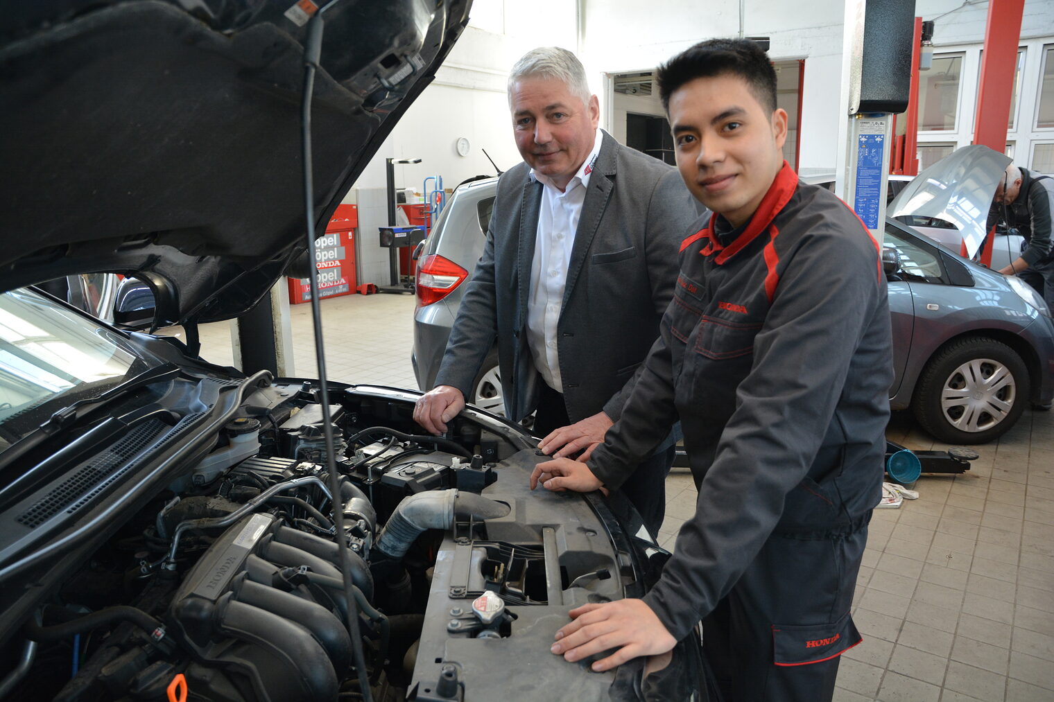 Ausbildungsbetrieb "Autohaus Goepel" und sein neuer Azubi. 