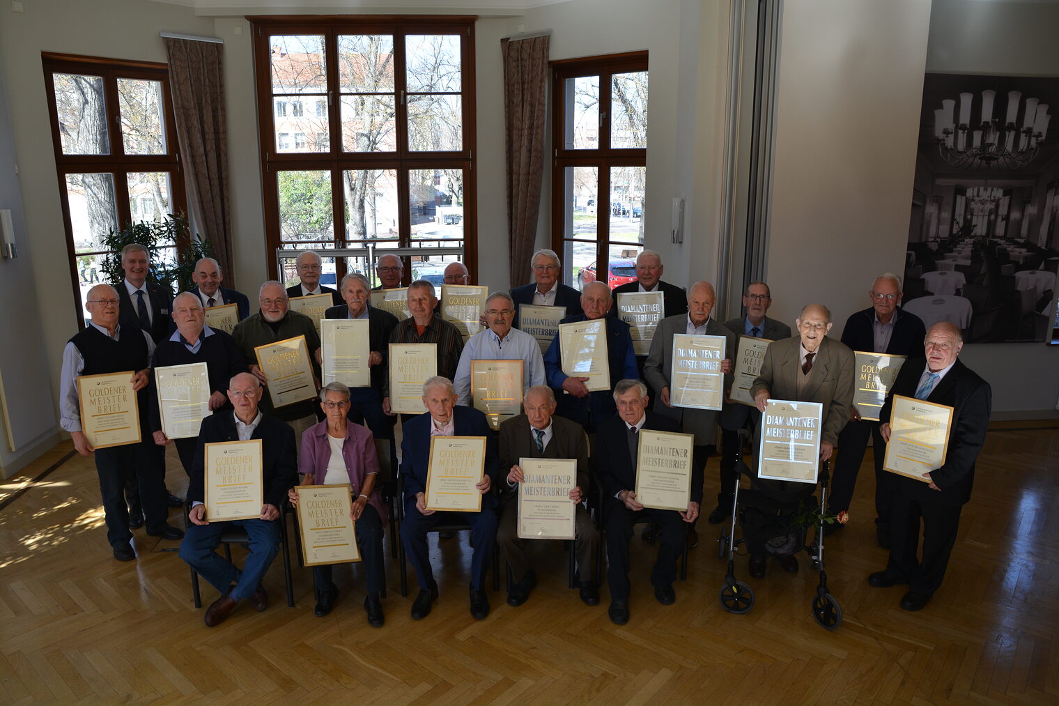 6 Diamantene Meisterbriefe und 22 Goldene Meisterbriefe wurden an Handwerksmeister aus der Region verliehen. Das ist ein Gruppenbild.