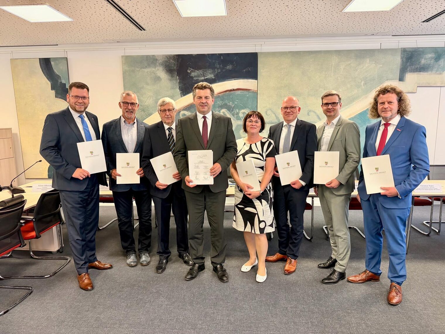 Gruppenbild der Unterzeichnenden der Vereinbarung zur Initiative Bürgerarbeit Sachsen-Anhalt.