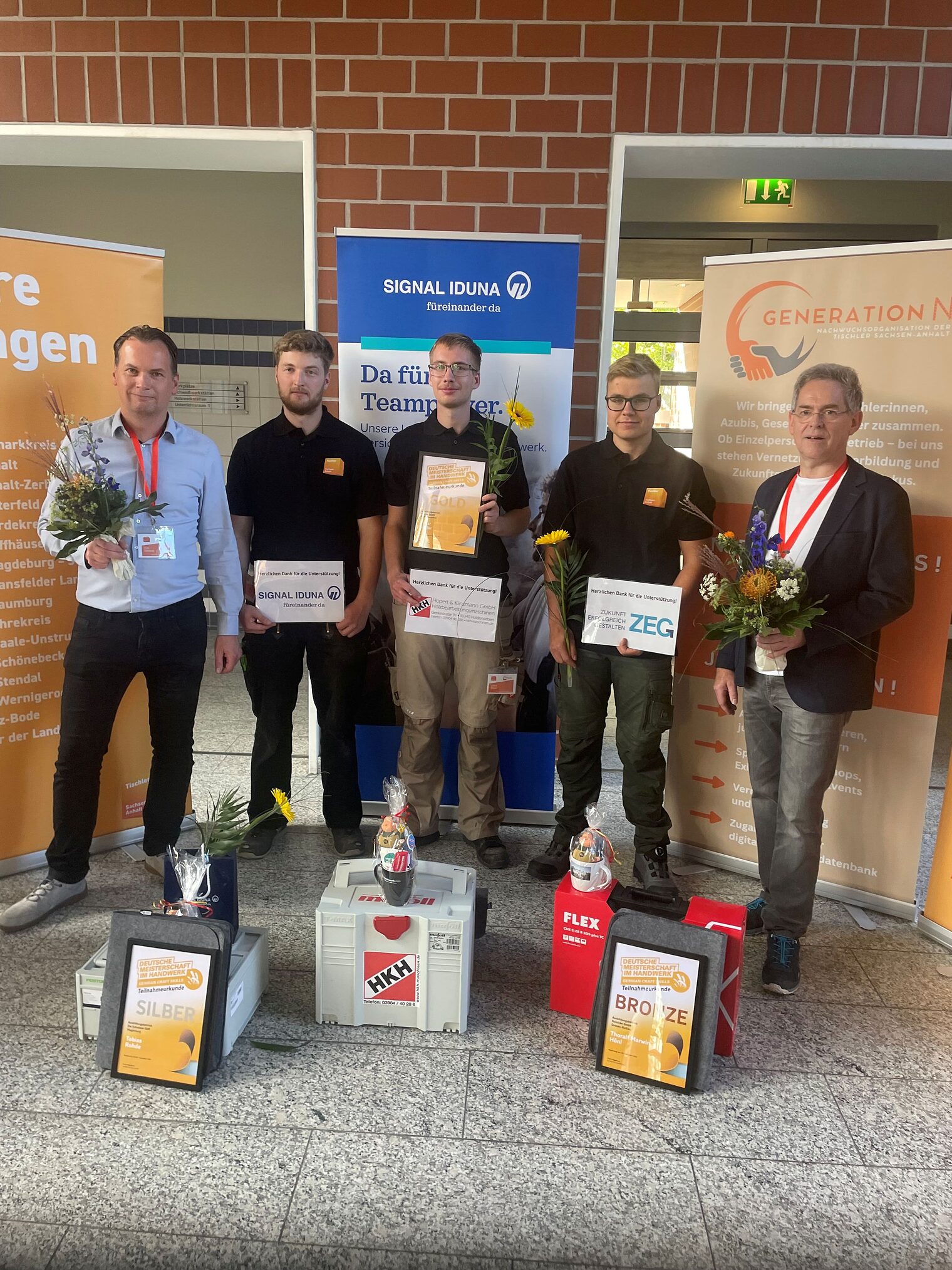 Gruppenfoto der Sieger bei der DMH der Tischler im BBZ der Handwerkskammer Magdeburg. 